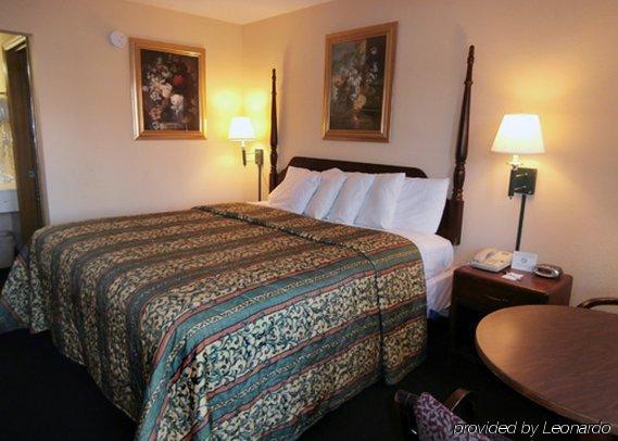 Super 8 By Wyndham Dalton Hotel Room photo
