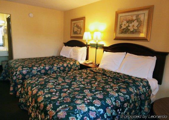 Super 8 By Wyndham Dalton Hotel Room photo